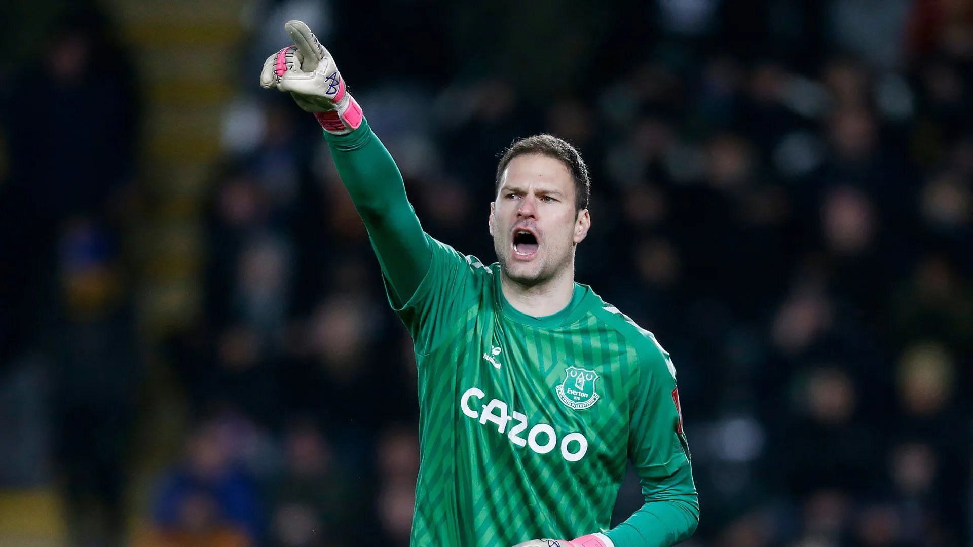 Thủ môn kỳ cựu Asmir Begovic trên sân cỏ, chuẩn bị cho mùa giải mới
