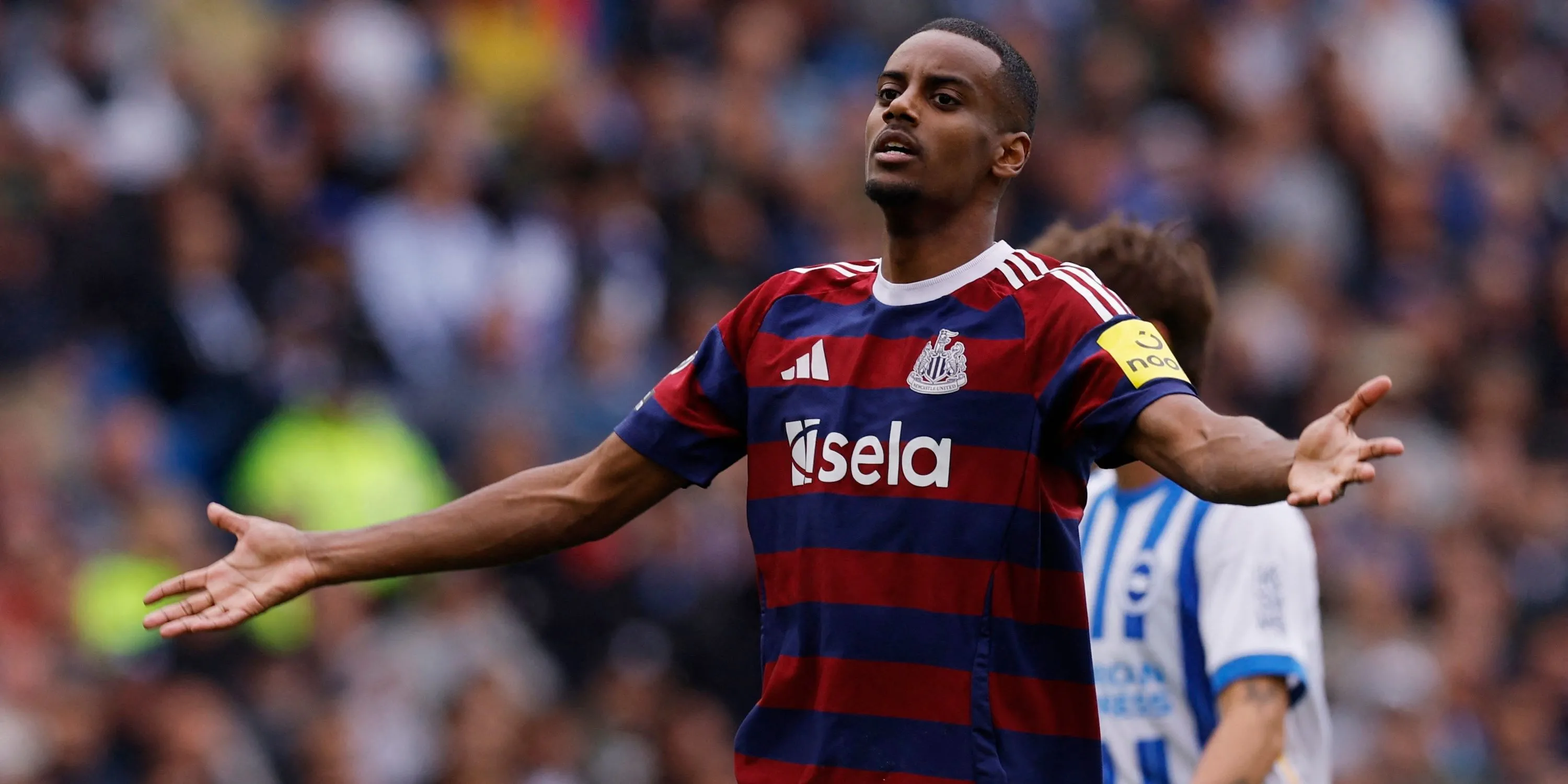 Tiền đạo Alexander Isak ăn mừng bàn thắng cho Newcastle United, trong bối cảnh CLB tìm kiếm một tiền đạo trẻ tiềm năng như Benjamin Šeško để phát triển lâu dài