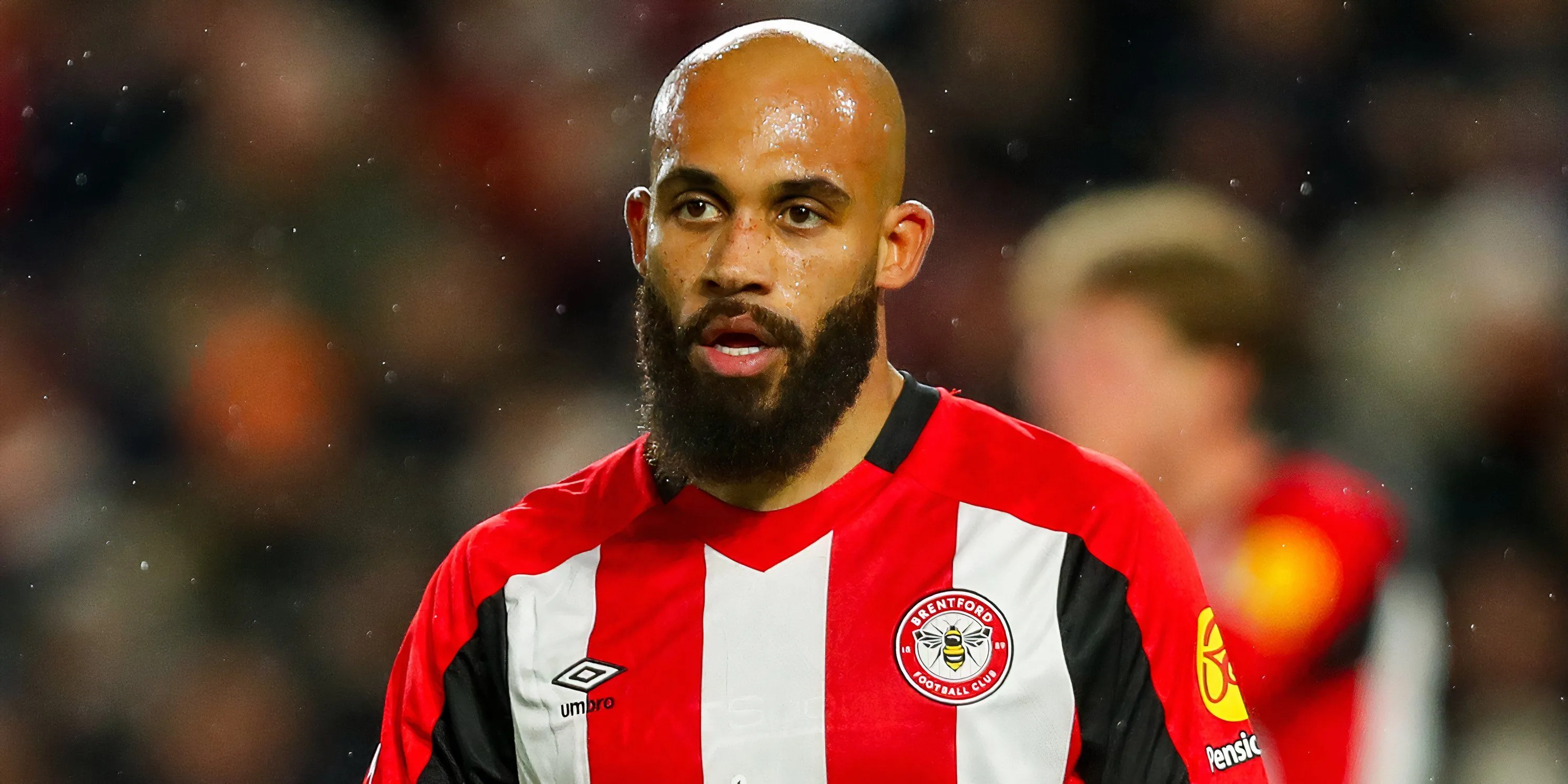 Tiền đạo Bryan Mbeumo của Brentford dốc bóng tấn công, thể hiện kỹ năng và tốc độ, cầu thủ chạy cánh mục tiêu của Manchester United.