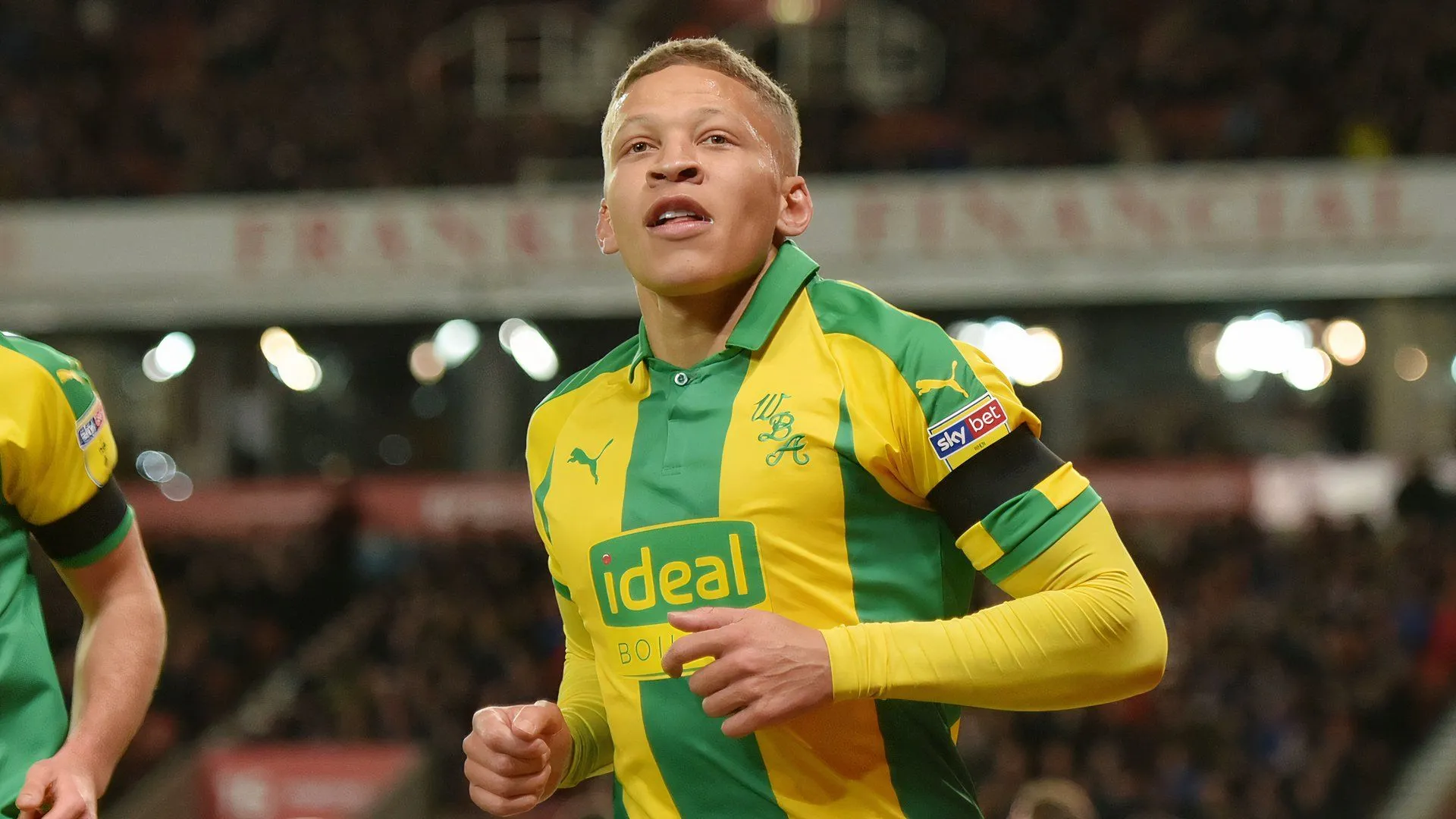 Tiền đạo Dwight Gayle của West Brom ăn mừng bàn thắng ở Championship