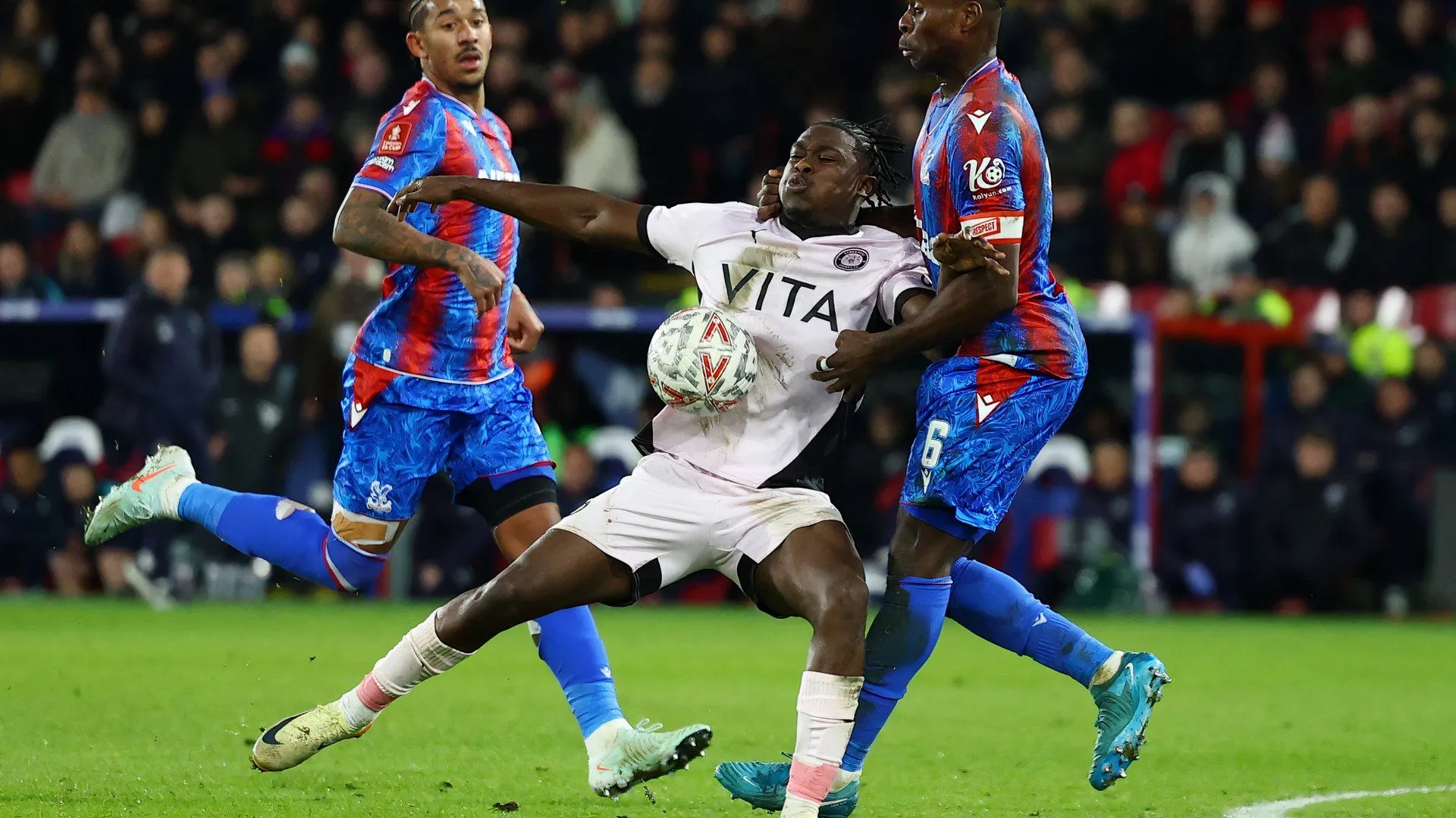 Tiền đạo Isaac Olaofe trong trận đấu cho Stockport County