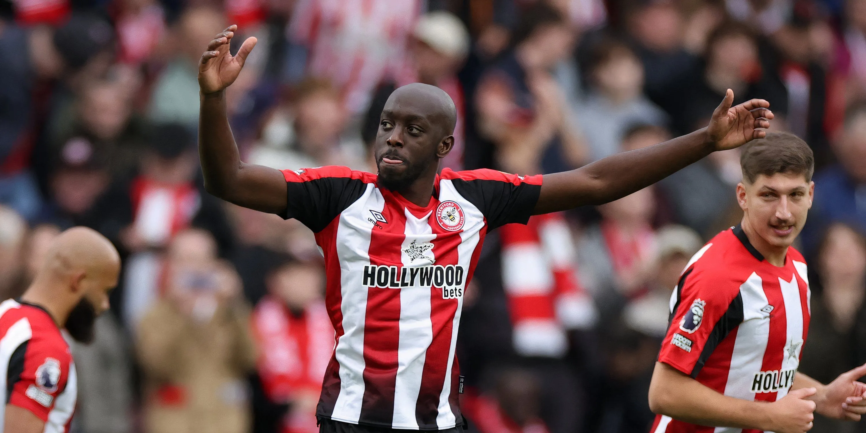 Tiền đạo Yoane Wissa trong màu áo Brentford tại Premier League, người được Newcastle quan tâm nhưng khó đạt được thỏa thuận.