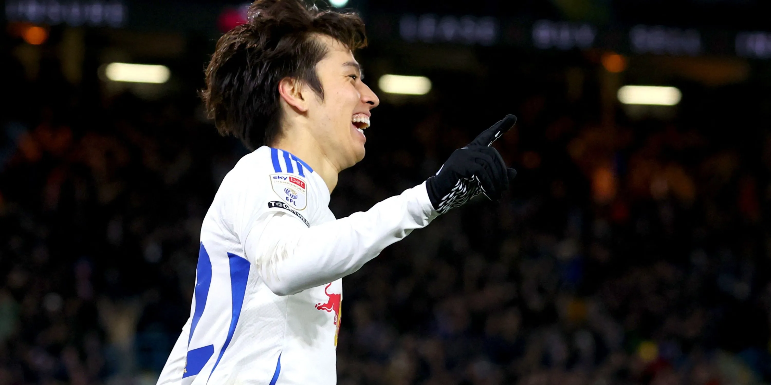 Tiền vệ Ao Tanaka của Leeds United trên sân cỏ