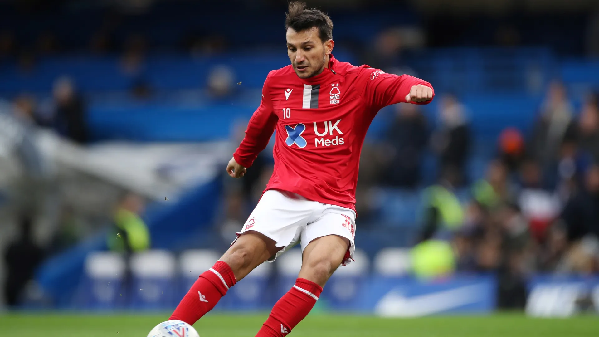 Tiền vệ Joao Carvalho của Nottingham Forest rê bóng khéo léo