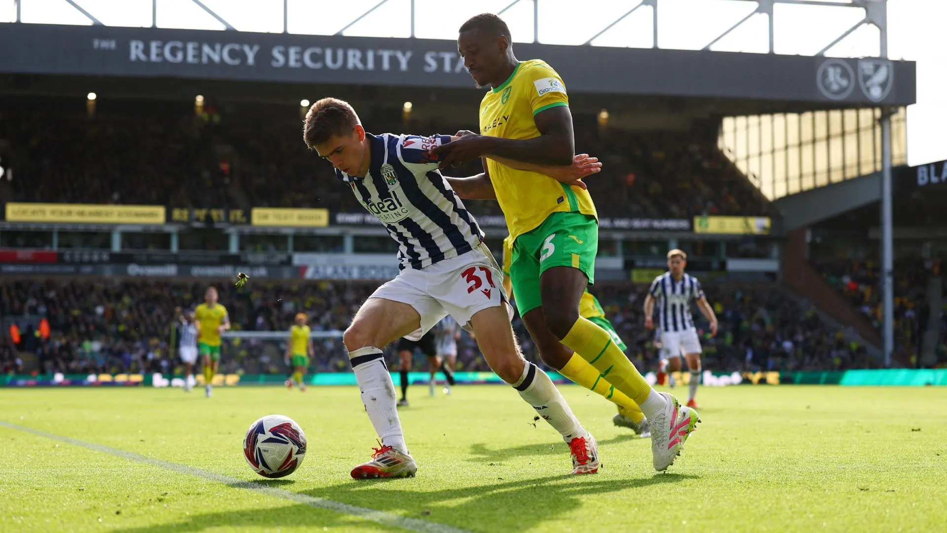 Tiền vệ Tom Fellows của West Brom ăn mừng bàn thắng sau khi có 14 kiến tạo tại Championship.