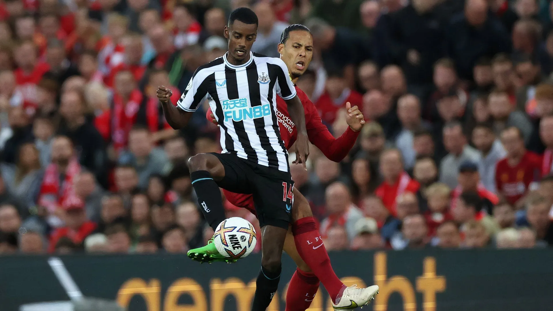 Alexander Isak (Newcastle) và Virgil van Dijk (Liverpool) trong một trận đấu, tượng trưng cho sức mạnh tài chính vượt trội của các ông lớn Premier League