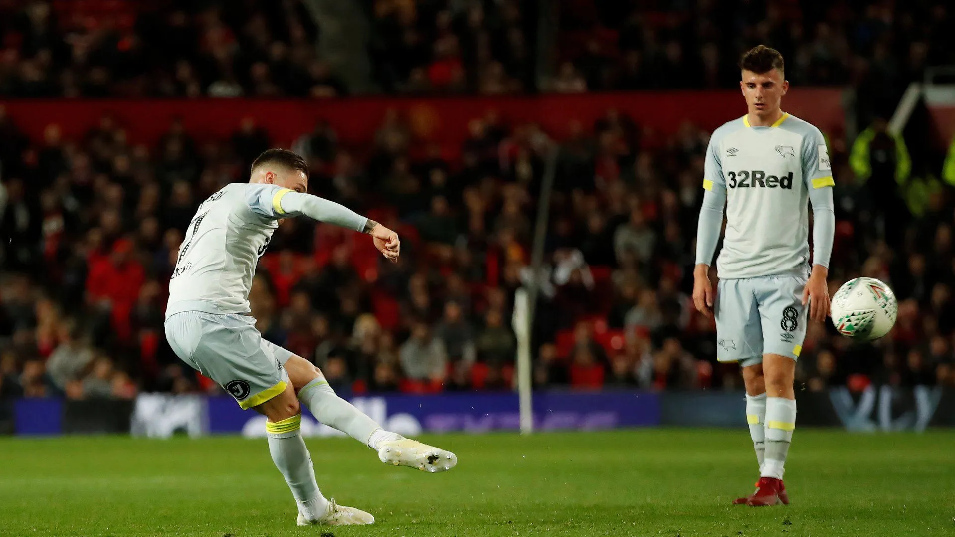 Cặp đôi Mason Mount và Harry Wilson ăn mừng sau bàn thắng trong trận đấu giữa Manchester United và Derby County.