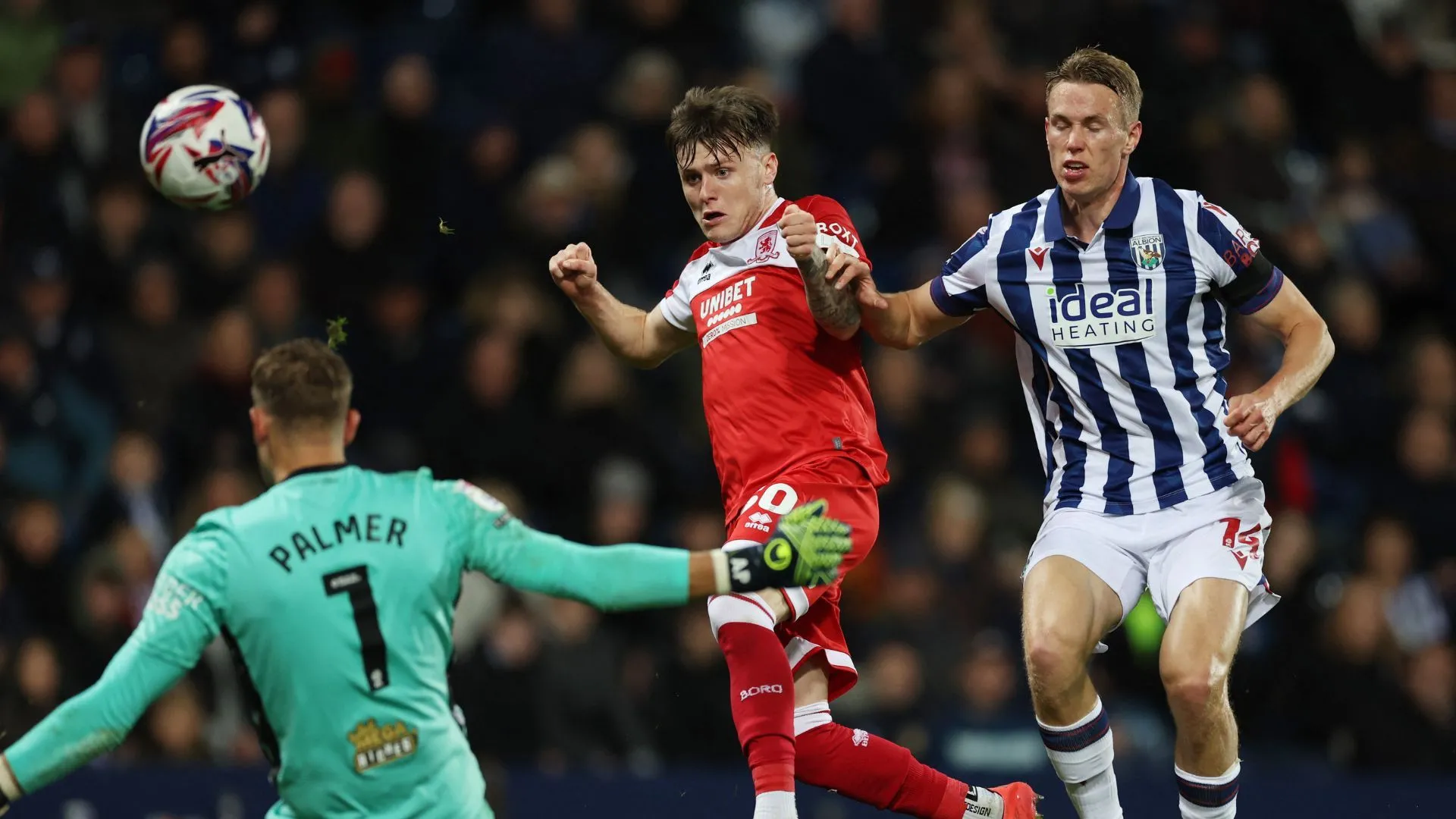 Cầu thủ West Bromwich Albion tranh bóng trong một trận đấu căng thẳng tại giải Championship, hướng tới mục tiêu thăng hạng Ngoại hạng Anh.