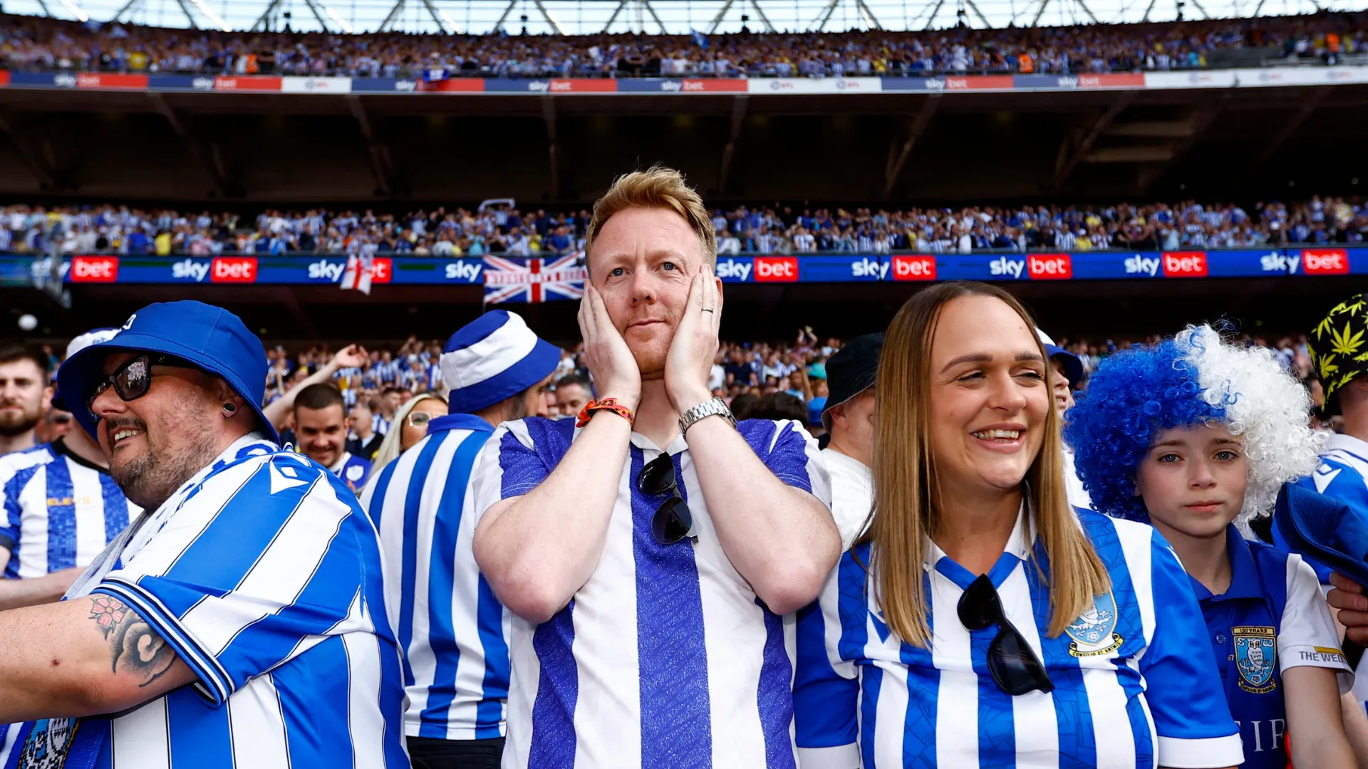 Cổ động viên Sheffield Wednesday tại Wembley, hy vọng vào một mùa giải mới dưới thời Henrik Pedersen