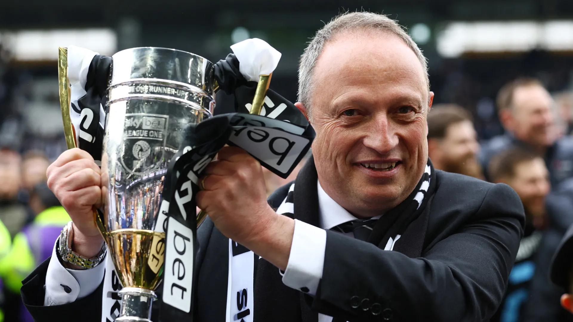 David Clowes ăn mừng cùng Derby County khi đội bóng thăng hạng