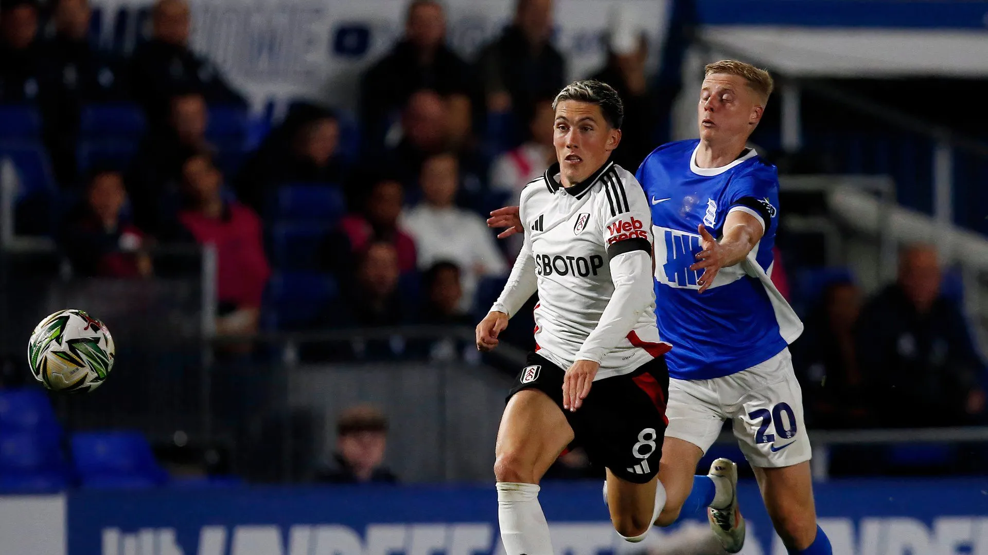 Harry Wilson trong màu áo Fulham đối đầu với Alex Cochrane của Birmingham City sau khi rời Derby.