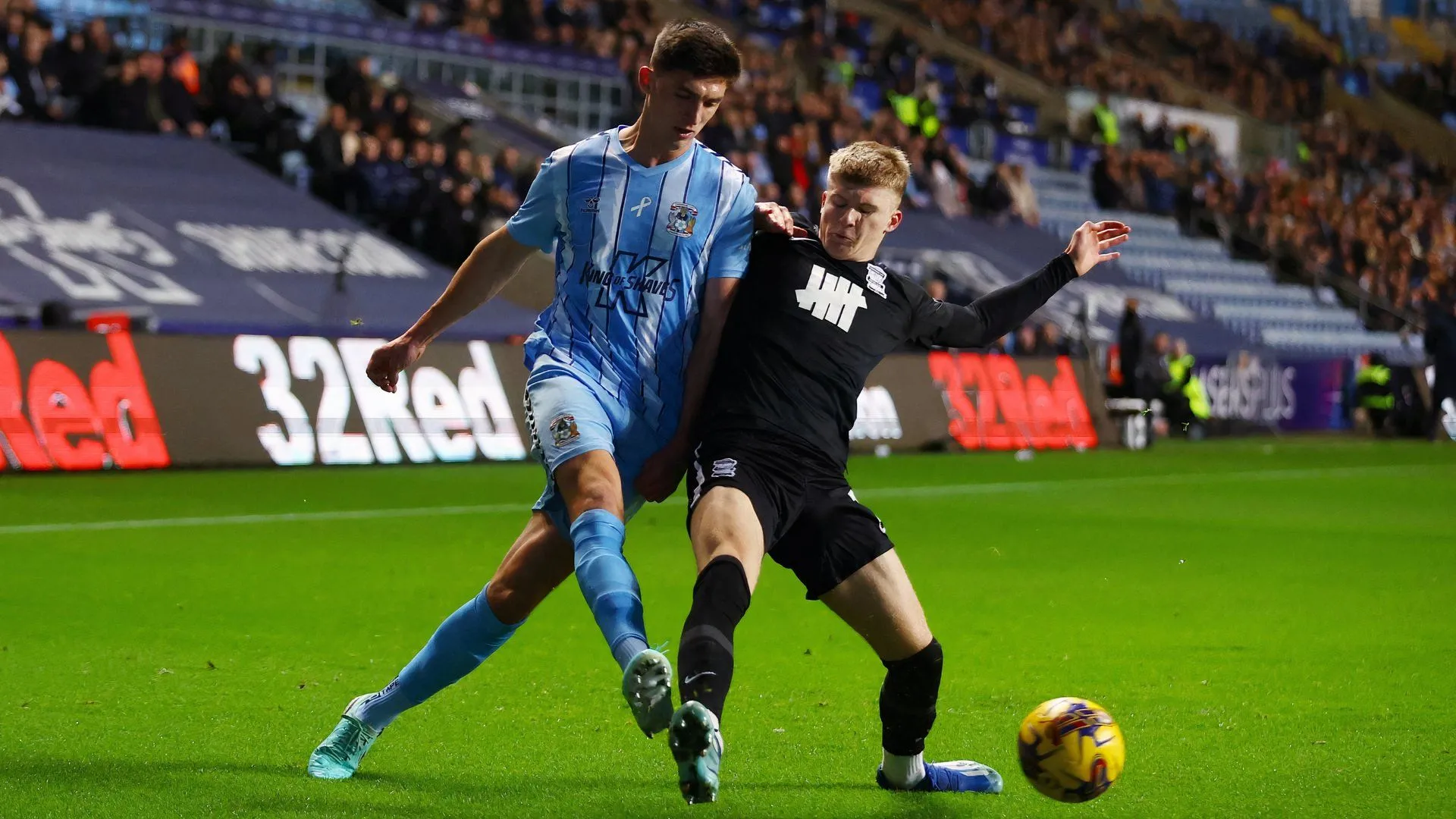 Hậu vệ Bobby Thomas trong màu áo Coventry City thi đấu tại Championship, đang là mục tiêu nóng trên thị trường chuyển nhượng Ngoại hạng Anh.