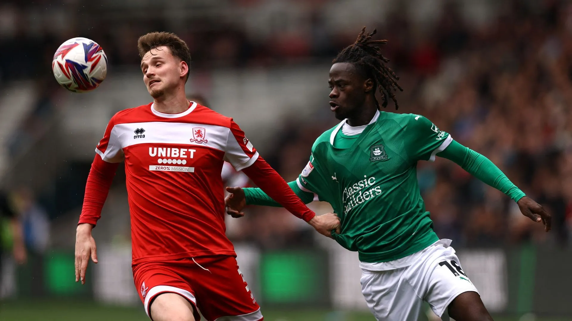 Hình ảnh Rav van den Berg của Middlesbrough đang dẫn bóng trong một trận đấu căng thẳng
