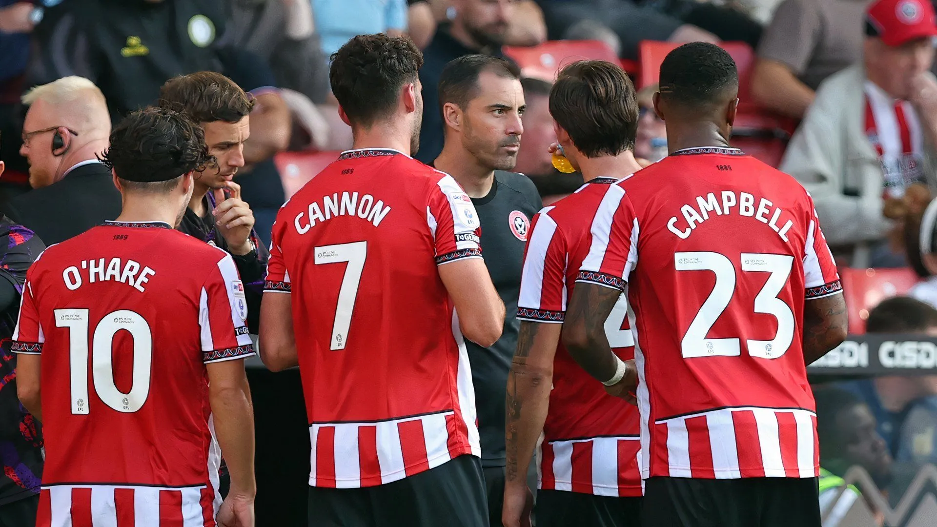 HLV Ruben Selles và các cầu thủ Sheffield United trong bối cảnh cần bổ sung hàng thủ cấp bách