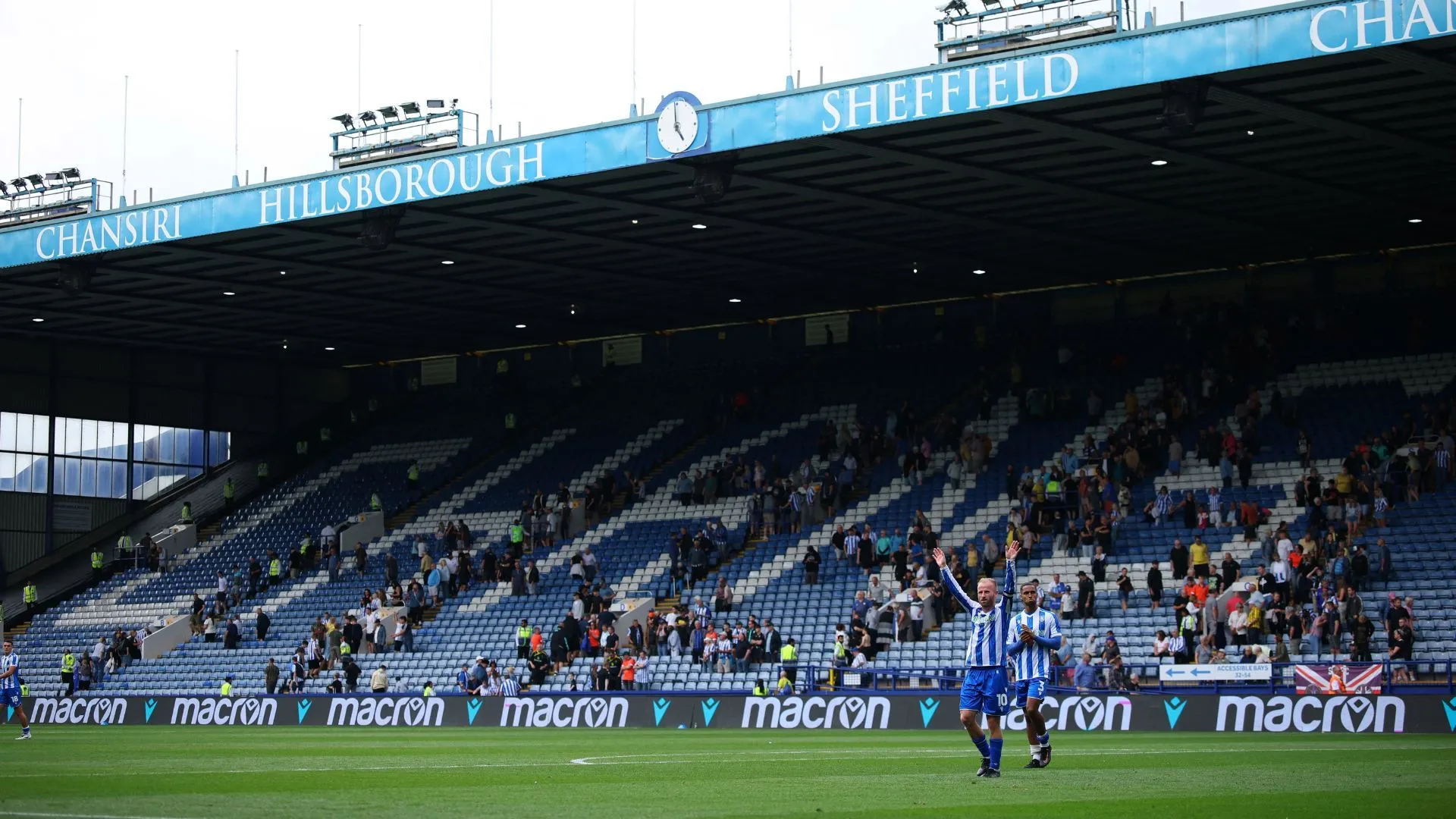 Khán đài Hillsborough của Sheffield Wednesday vắng vẻ trong trận gặp Stoke City