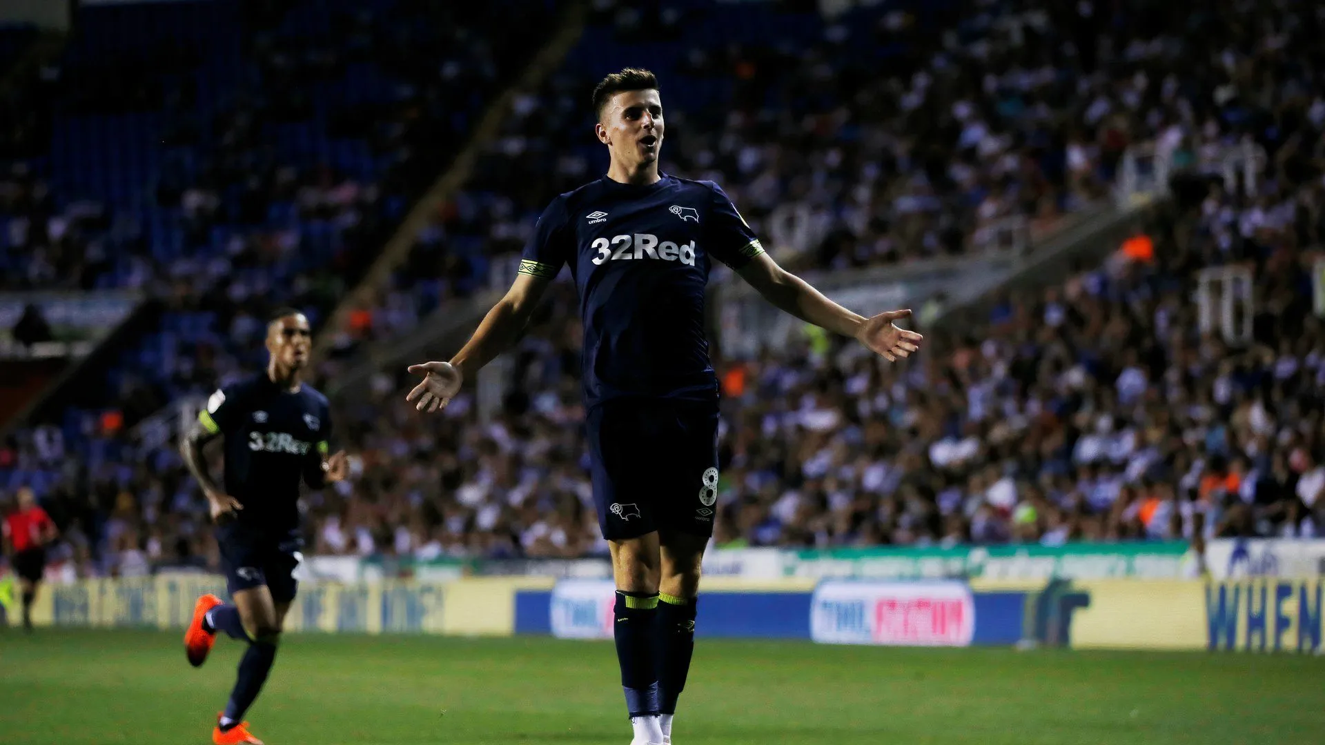 Khoảnh khắc Mason Mount ghi bàn trong trận đấu Reading vs Derby County, khẳng định tài năng trẻ của Chelsea.