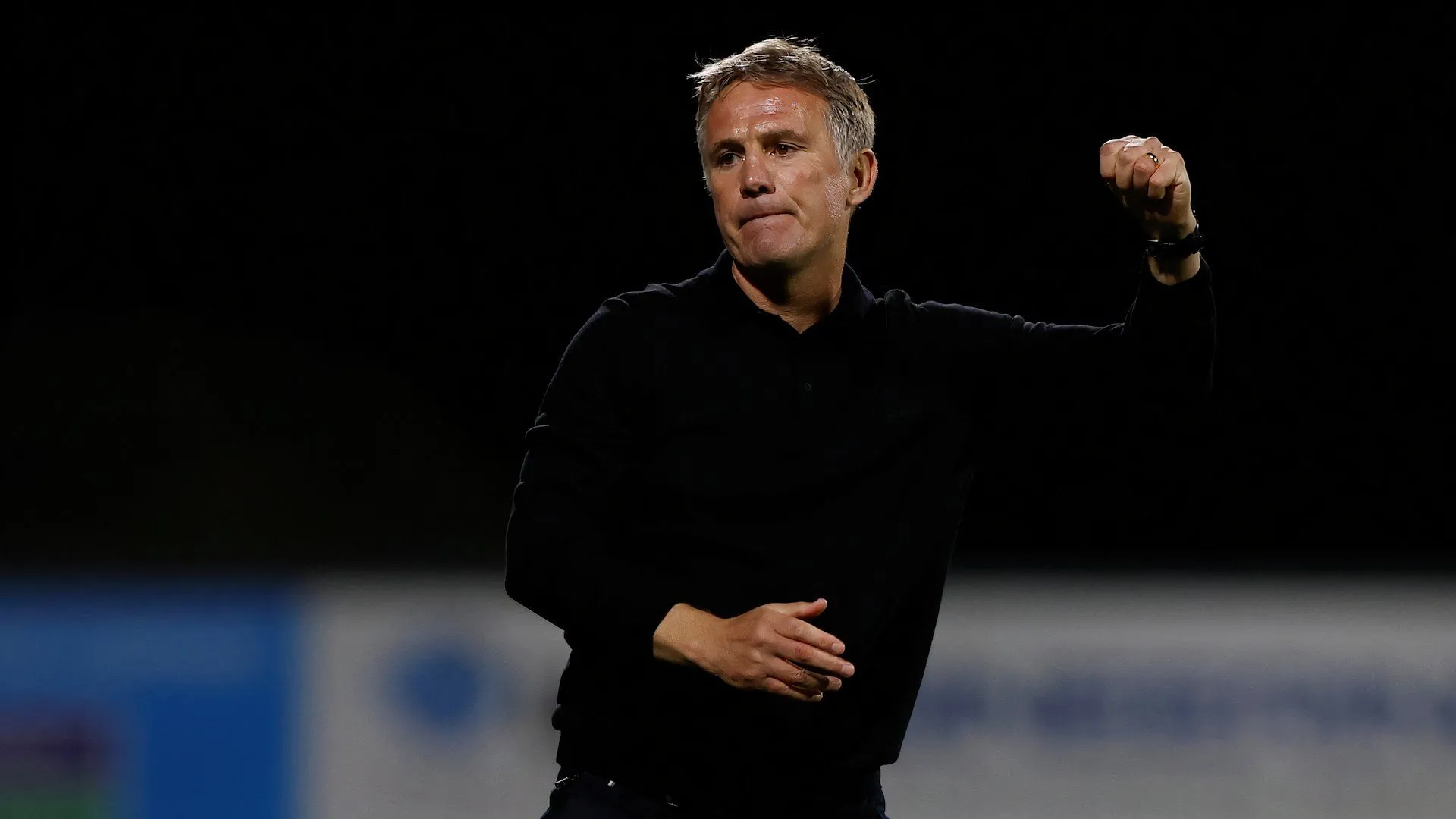 Phil Parkinson thể hiện quyết tâm cao độ khi dẫn dắt Wrexham đối mặt thử thách Championship