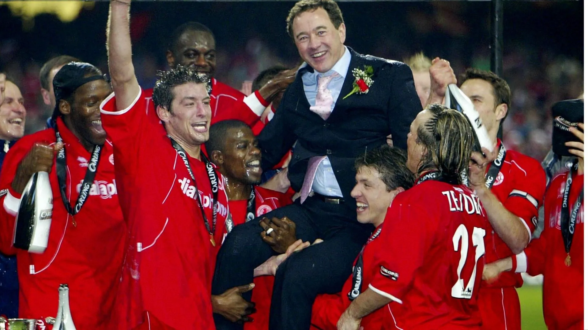 Steve Gibson, huyền thoại của Middlesbrough, đứng trước logo CLB