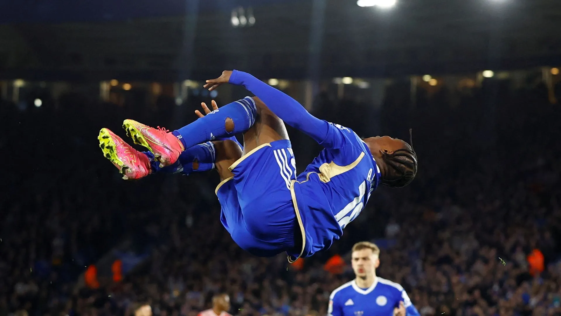 Tiền vệ cánh tài năng Abdul Fatawu của Leicester City đối mặt với tương lai bất định giữa sự săn đón của các CLB khác.