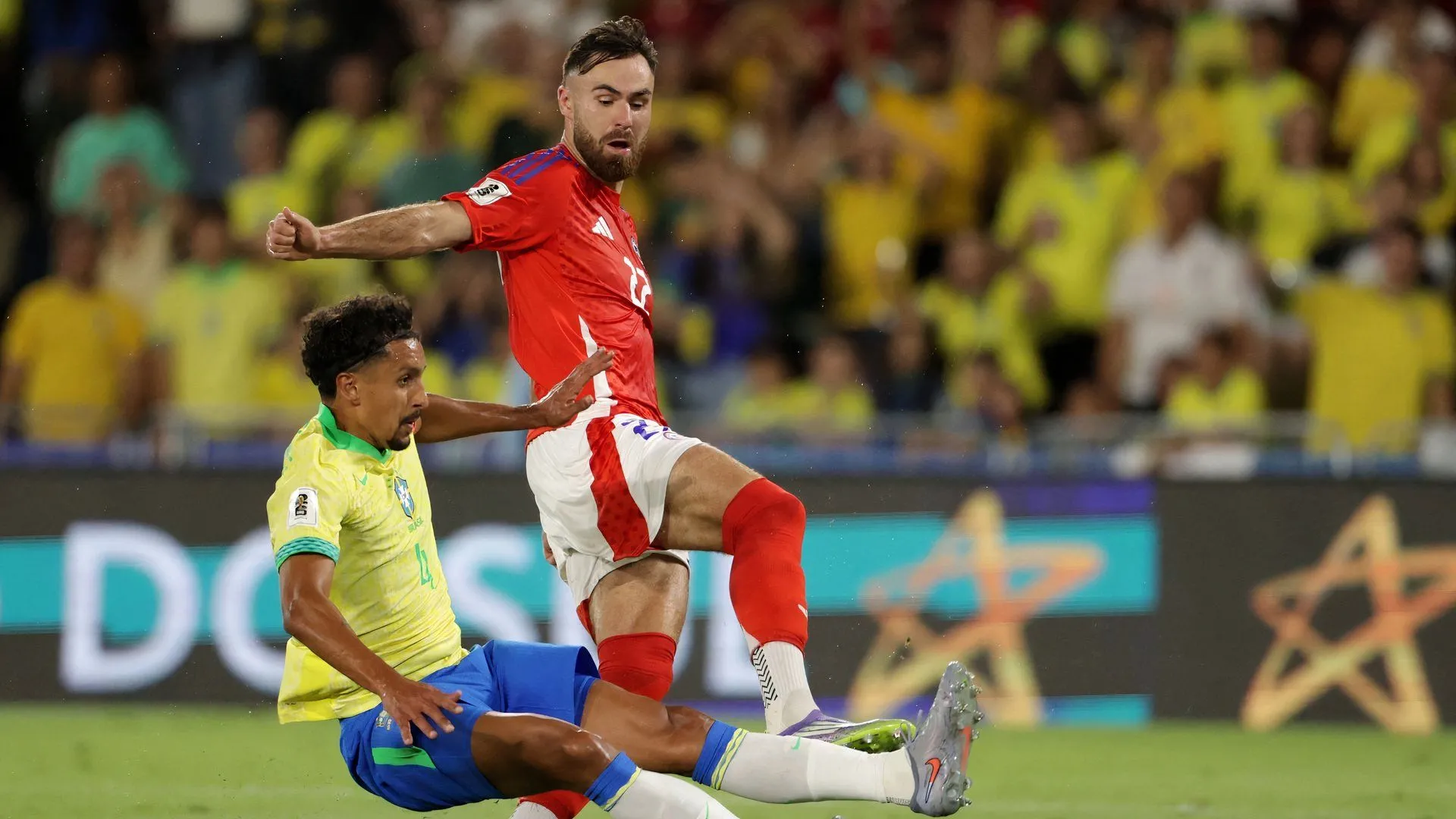 Ben Brereton Diaz của ĐTQG Chile đối đầu Brazil
