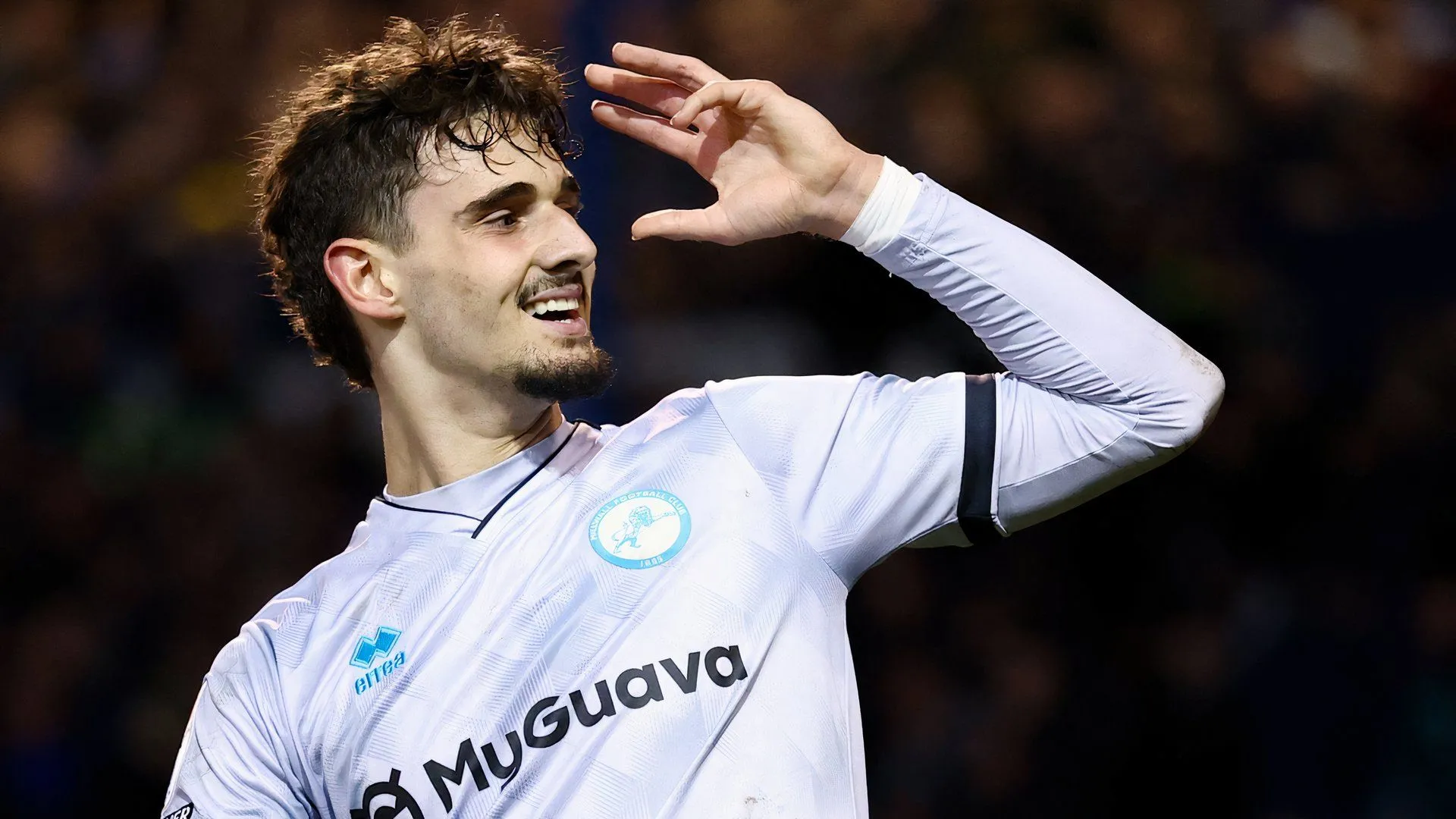 Cầu thủ trẻ Mihailo Ivanovic của Millwall trong trận đấu với Portsmouth, một bản hợp đồng tiềm năng của The Lions