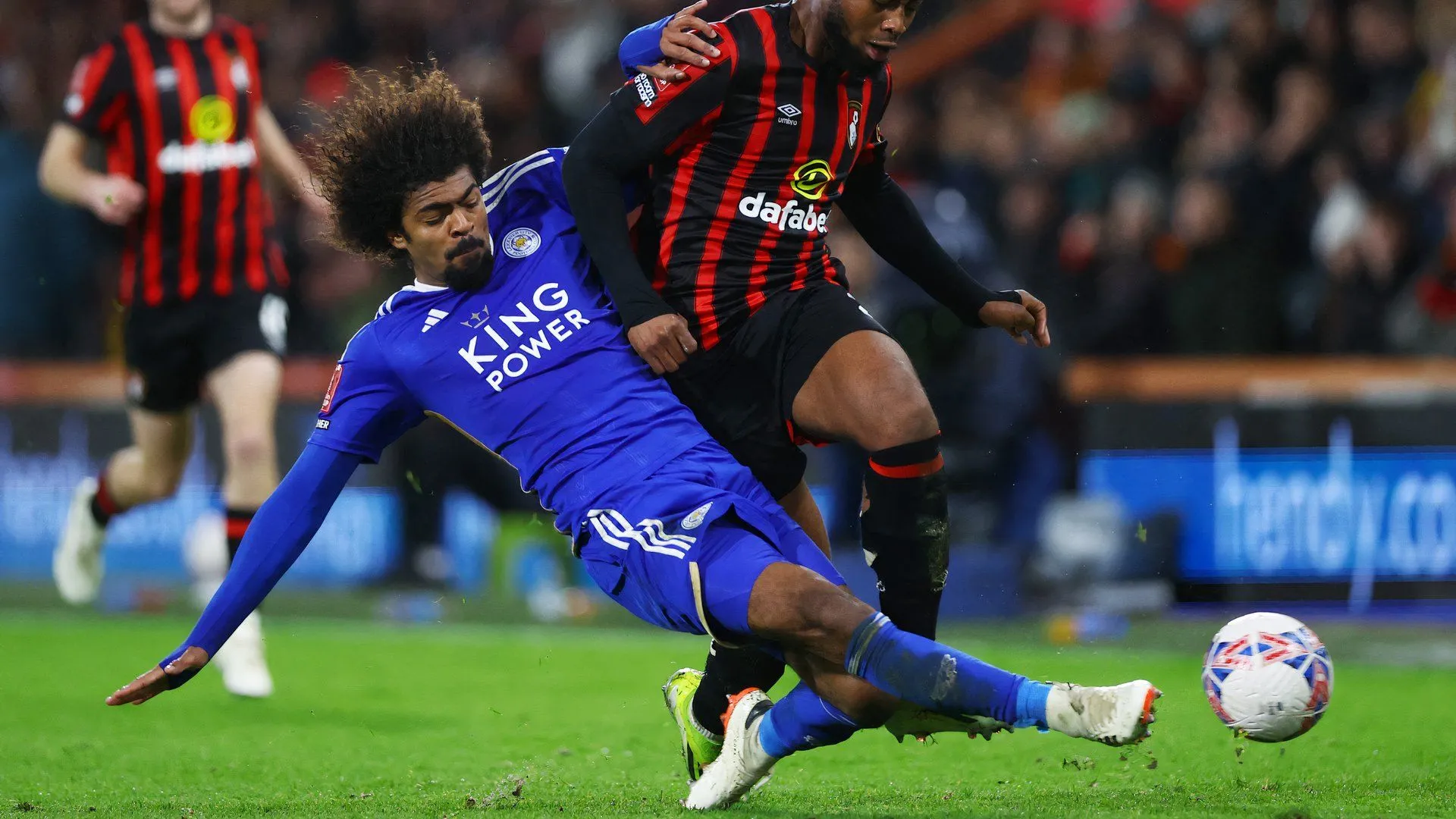 Hamza Choudhury của Leicester City, một trong những tiền vệ hưởng lương cao nhất giải Hạng Nhất