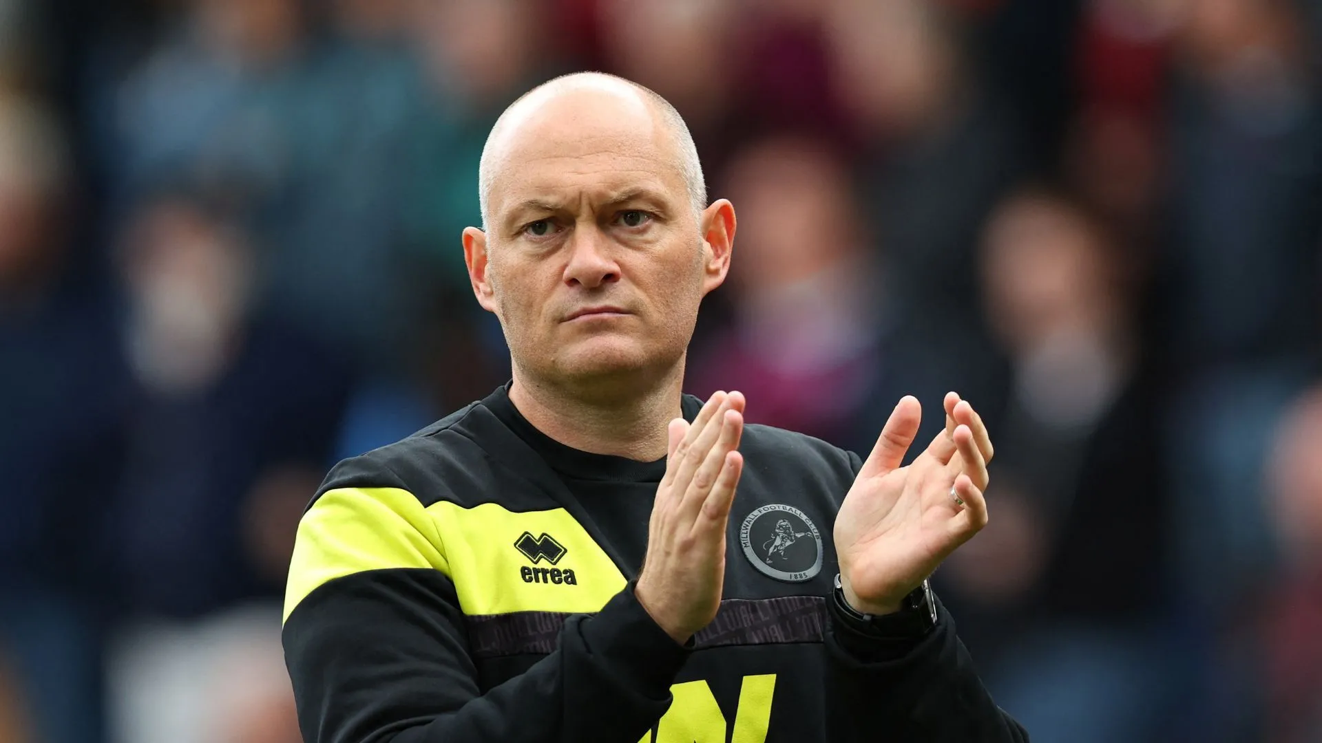 HLV Alex Neil của Millwall trên sân tập, người được Dennis Wise đánh giá cao trong việc phát triển cầu thủ trẻ