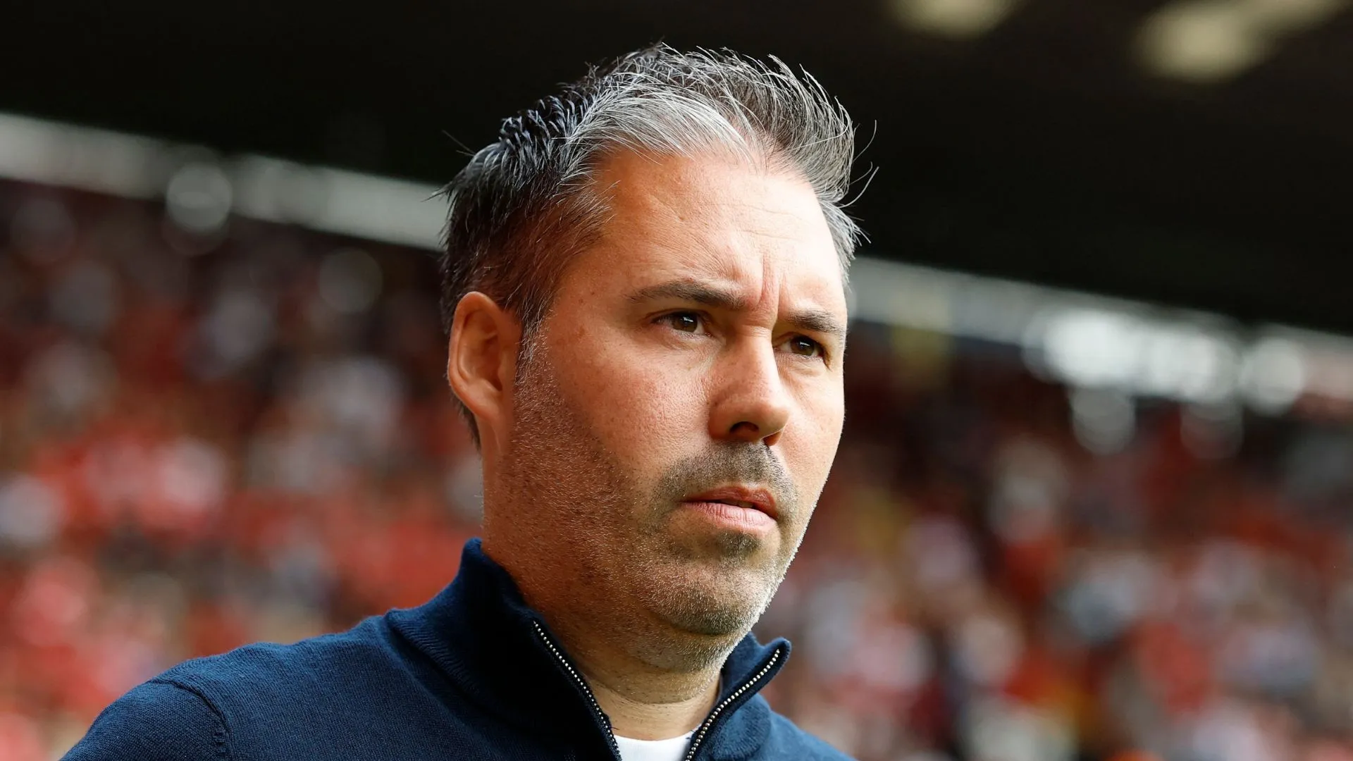HLV Marti Cifuentes của Leicester City trên sân tập, thể hiện triết lý bóng đá linh hoạt và hiệu quả tại giải Championship.