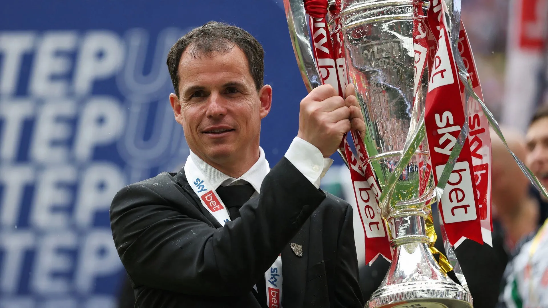 HLV Régis Le Bris ăn mừng cùng Sunderland sau chiến thắng play-off Championship và giành vé thăng hạng Premier League
