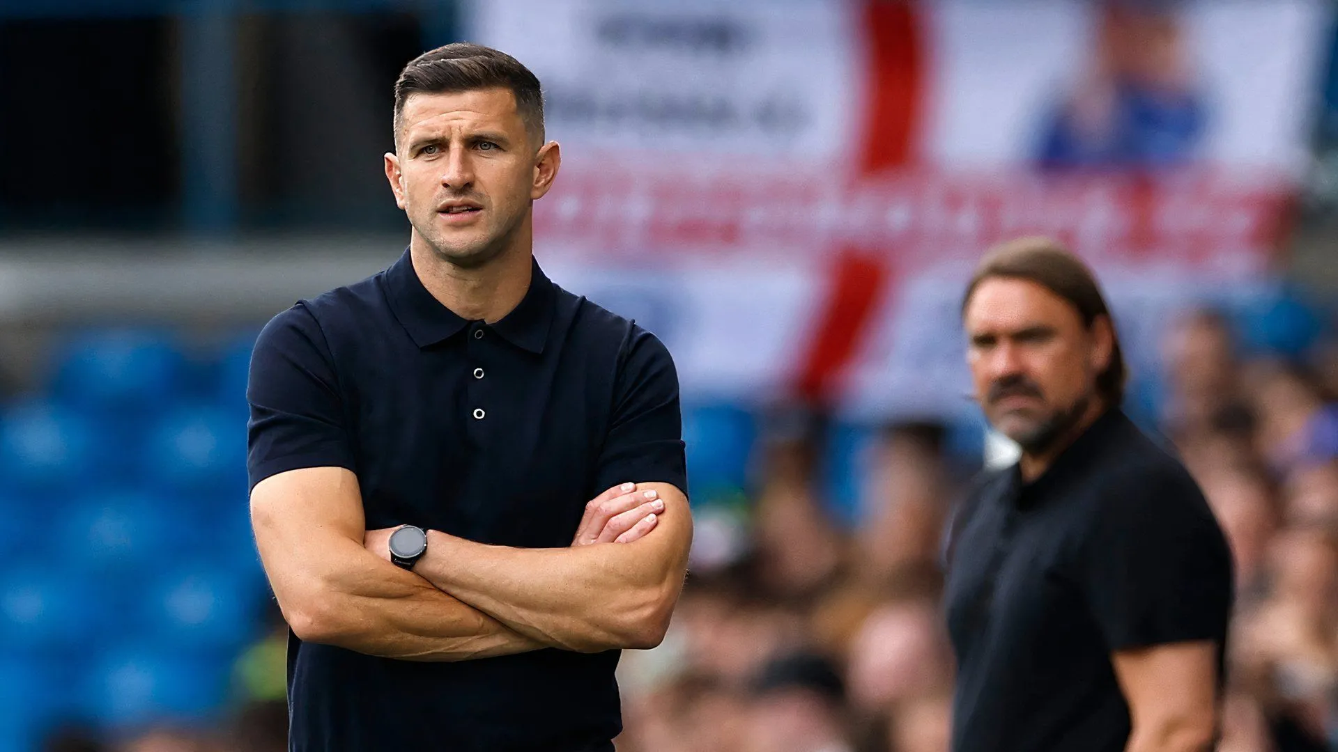 Huấn luyện viên John Mousinho của Portsmouth trong một trận đấu căng thẳng