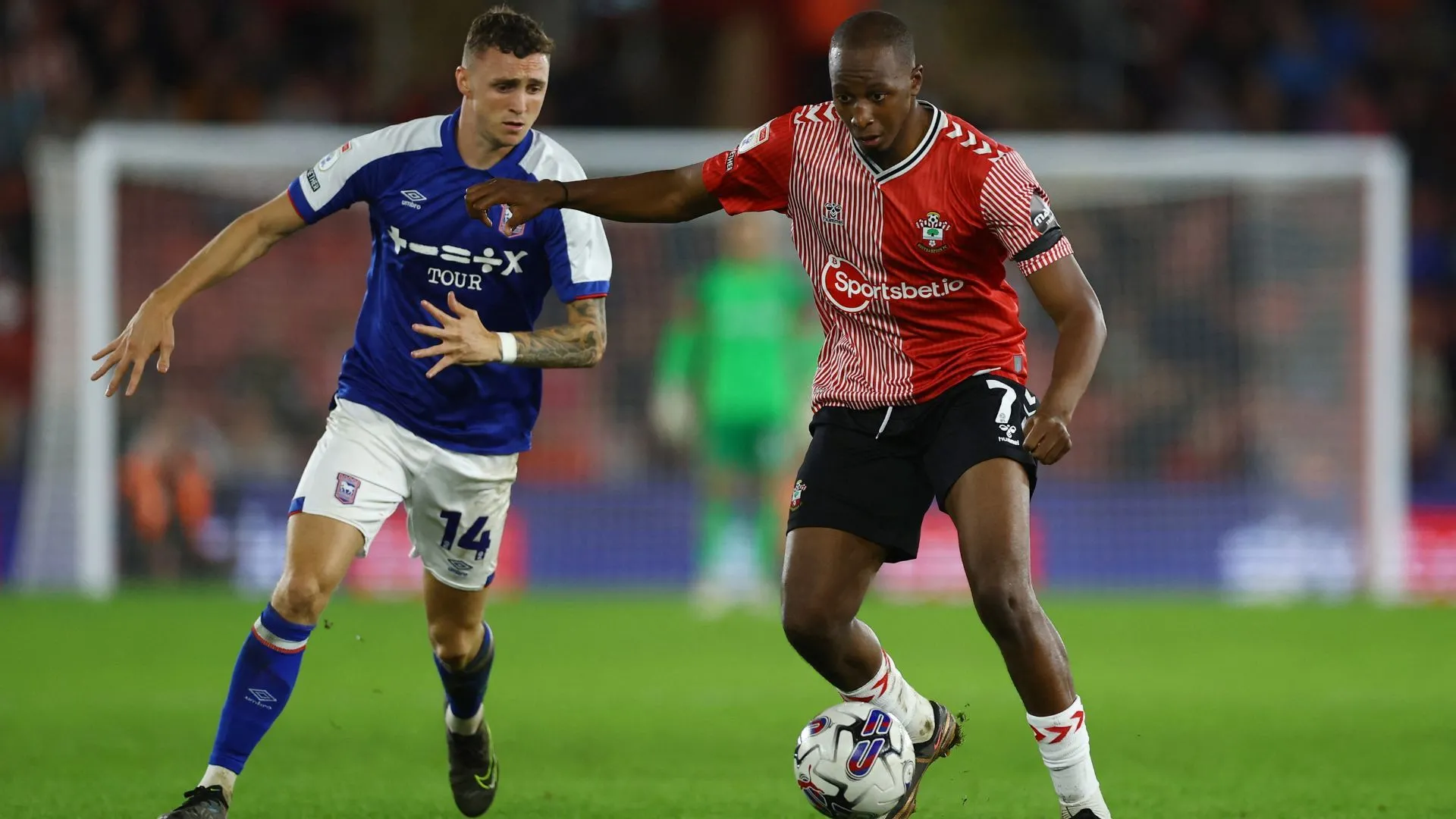 Joe Aribo, tiền vệ trụ cột của Southampton và là một trong những người có thu nhập cao nhất đội