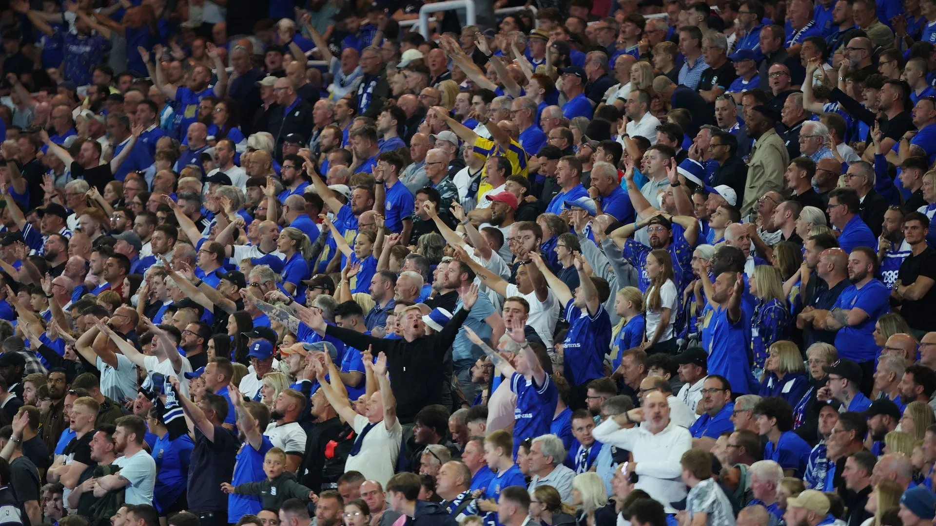 Người hâm mộ Birmingham City cuồng nhiệt cổ vũ trong trận đấu, thể hiện niềm tin vào tầm nhìn của Tom Wagner