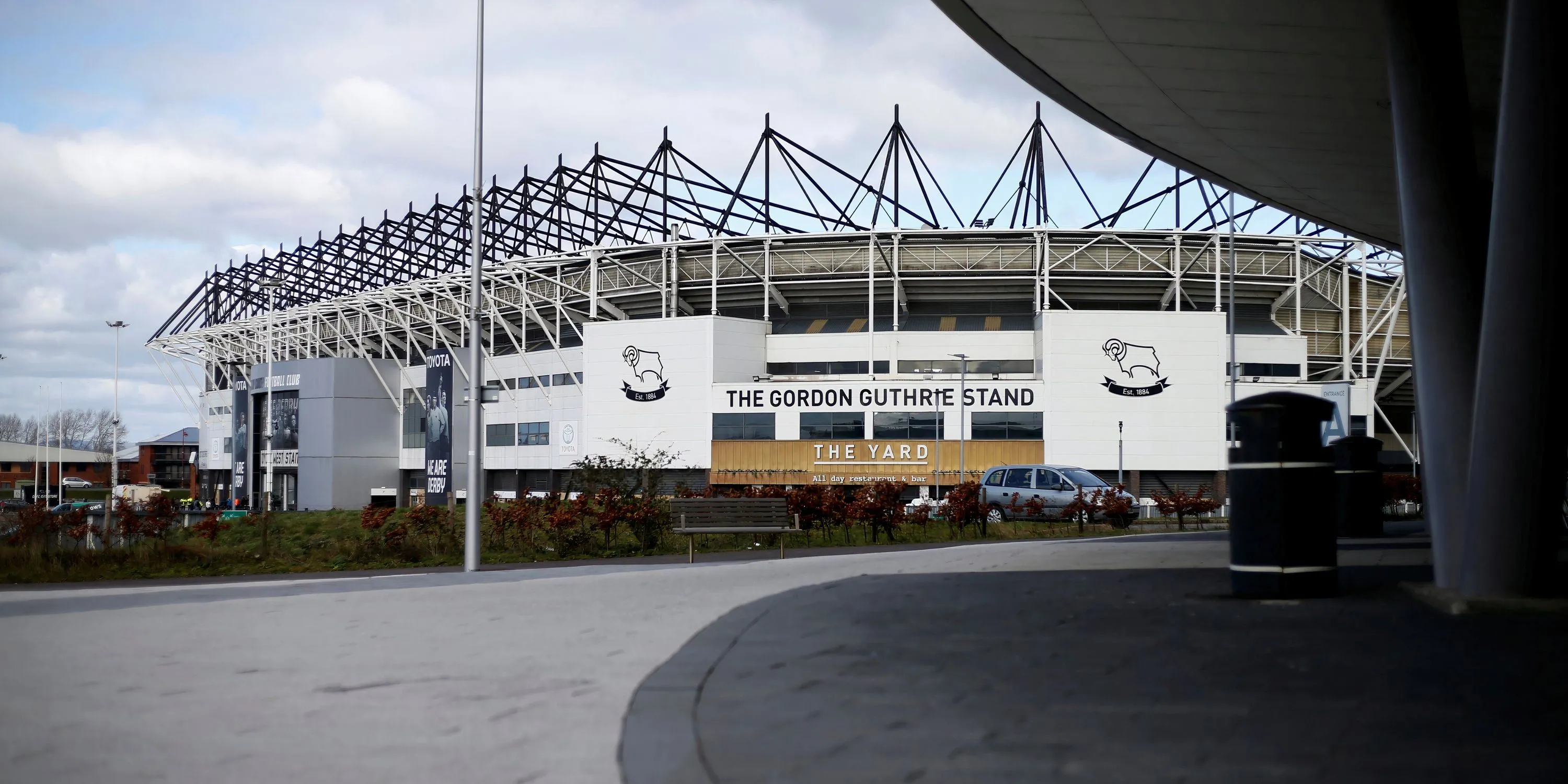Sân vận động Pride Park của Derby County, biểu tượng cần được biến thành pháo đài bất khả xâm phạm