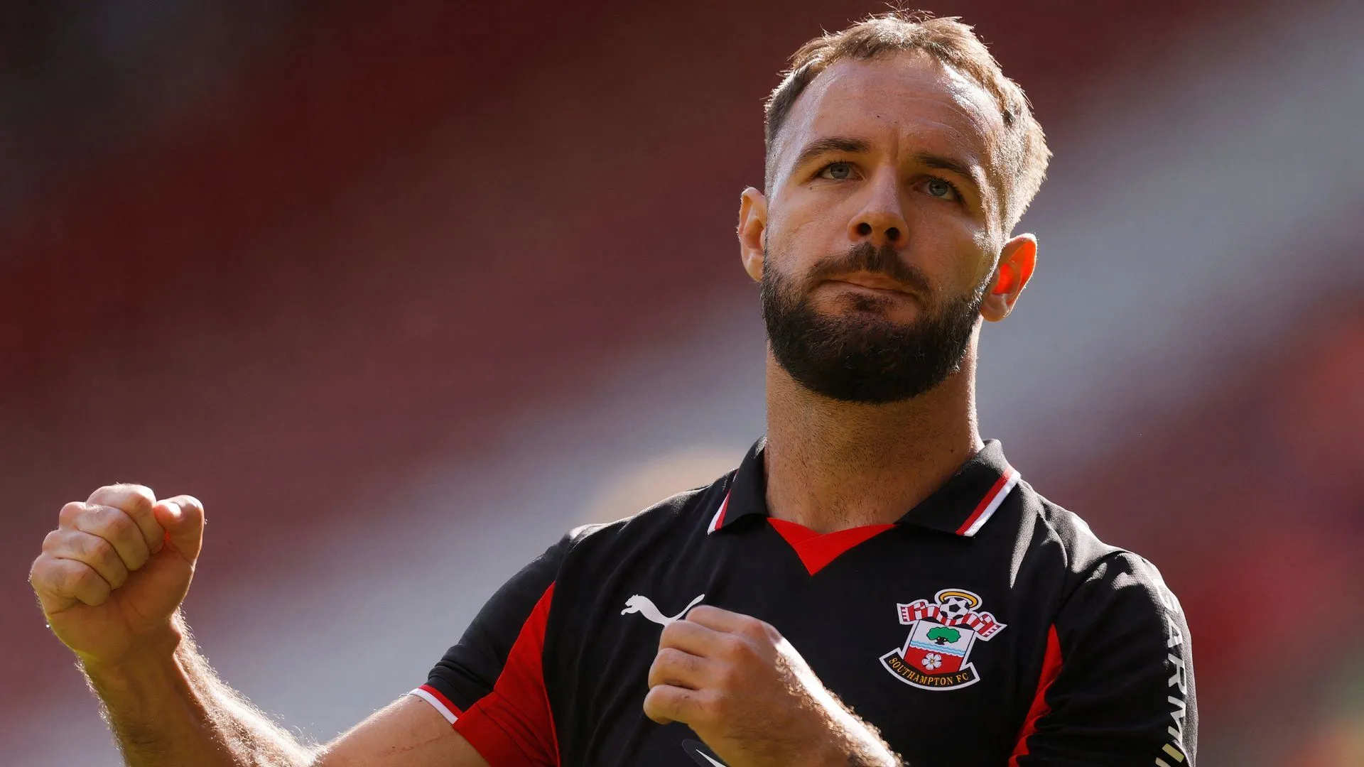 Tiền đạo Adam Armstrong trong màu áo Southampton, sát thủ Championship với thu nhập khủng