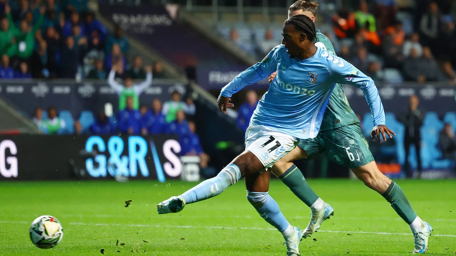 Tiền đạo Haji Wright của Coventry City trong trận đấu với Tottenham Hotspur thể hiện phong độ ghi bàn ấn tượng