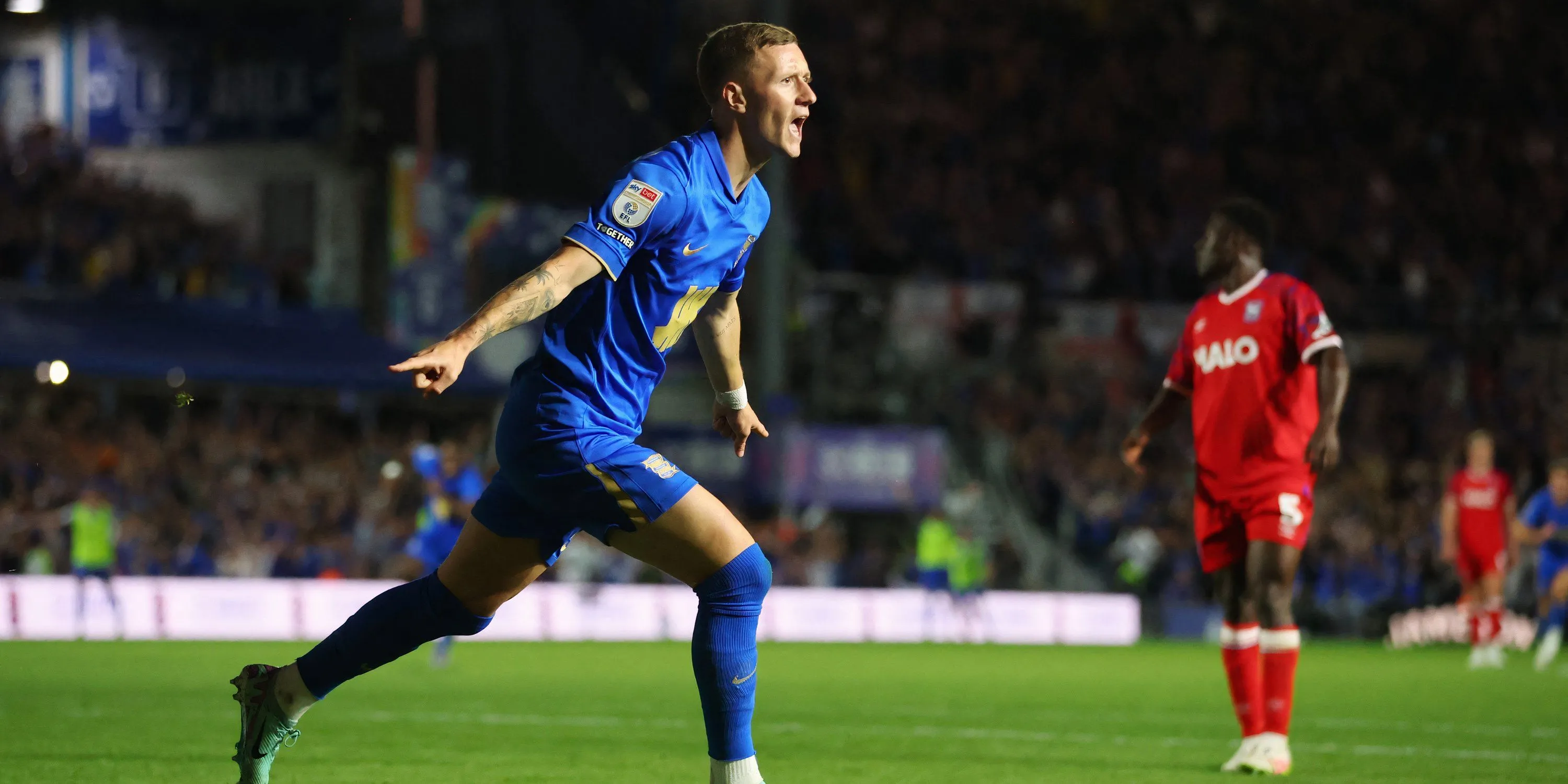 Tiền đạo Jay Stansfield ăn mừng bàn thắng cho Birmingham City