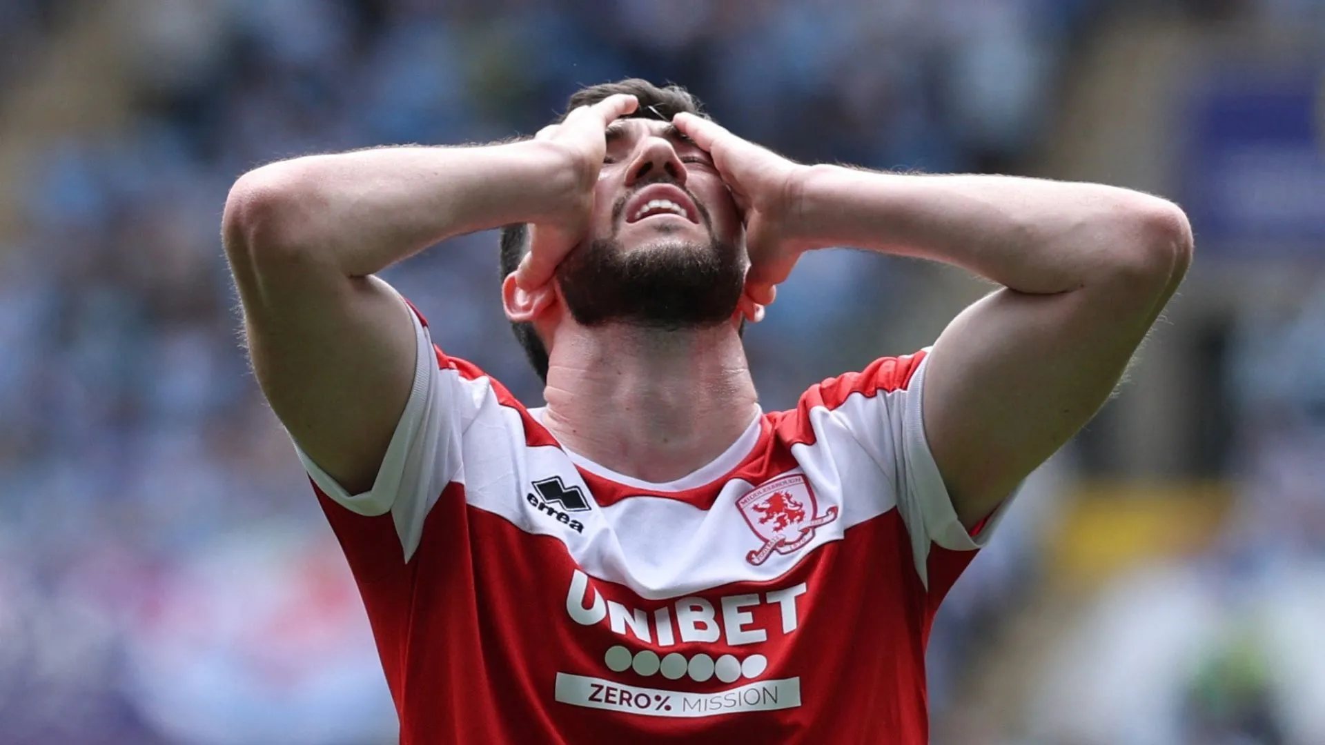 Tiền vệ Finn Azaz, ngôi sao Middlesbrough gây tranh cãi với quyết định chuyển đến Southampton