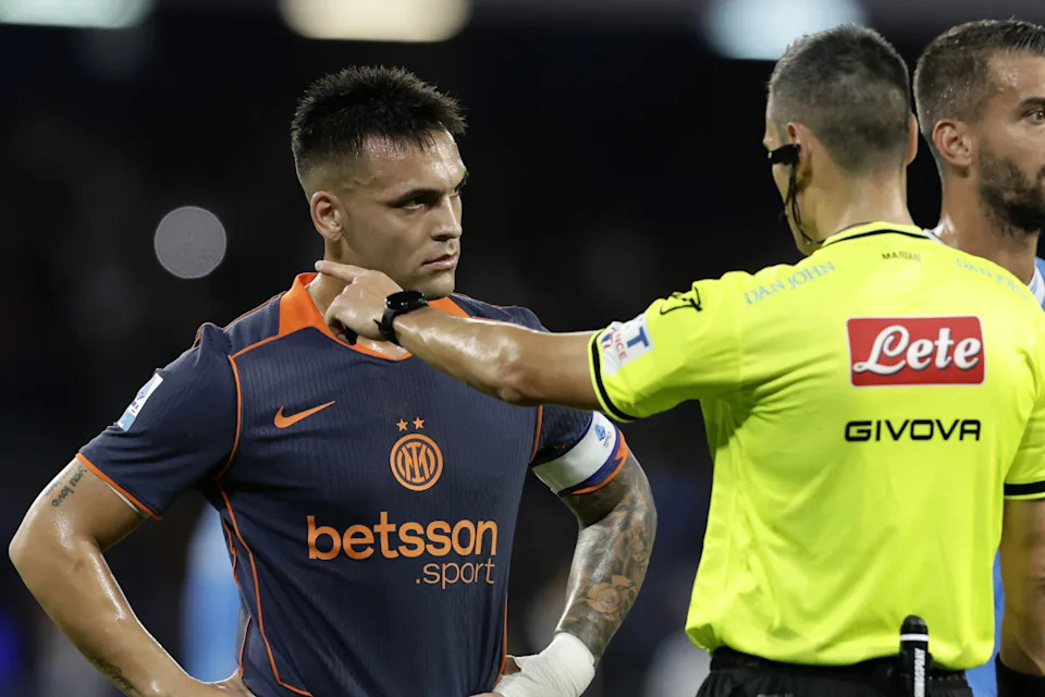 Căng thẳng giữa Conte và Lautaro Martinez trong trận Napoli-Inter