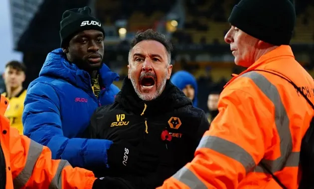 CĐV Molineux la ó dữ dội nhắm vào HLV Pereira sau trận thua Burnley
