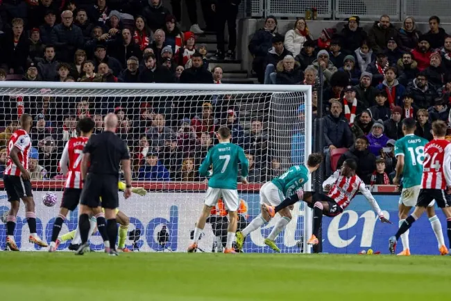 Liverpool bị khai thác ở các pha bóng cố định, hàng phòng ngự lỏng lẻo phải trả giá.