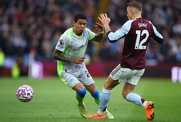 Savinho thi đấu mờ nhạt ở Villa Park, thất bại của Man City đặt dấu hỏi về khả năng tấn công.